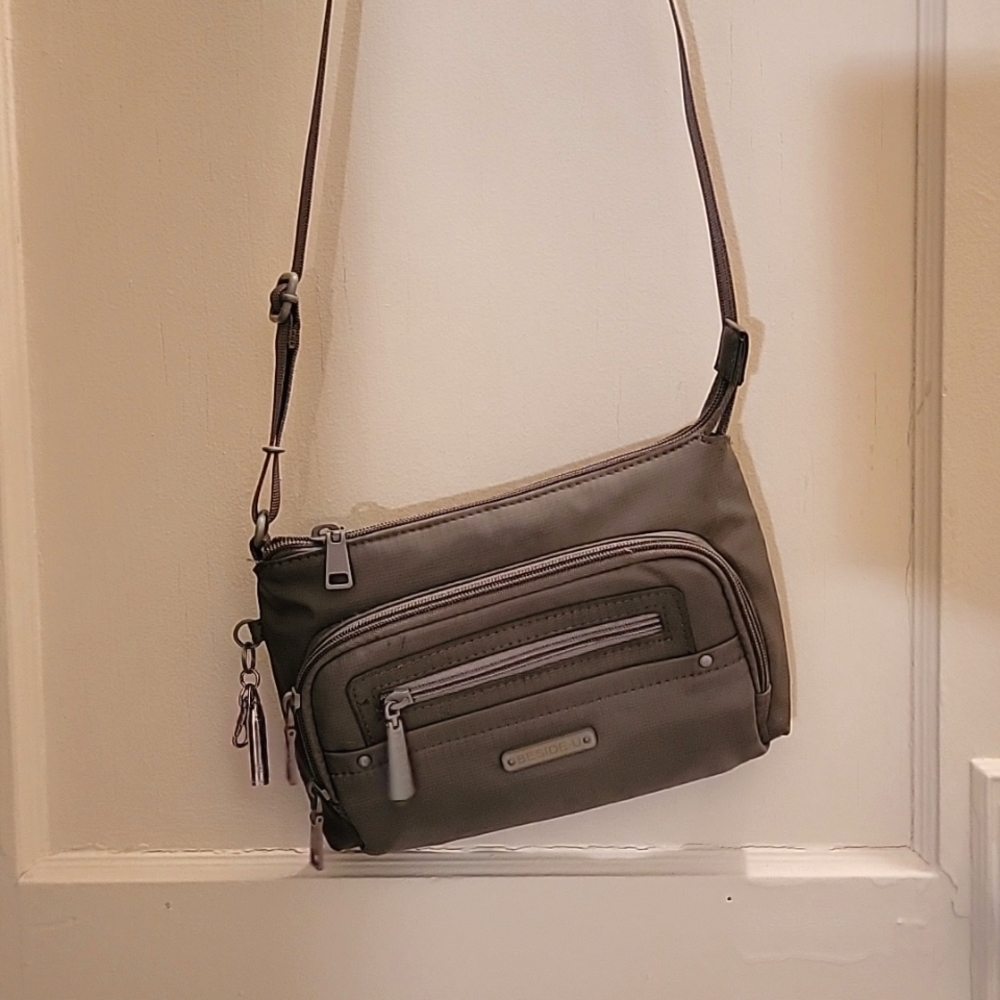 Small Gray Crossbody with lots of pockets!